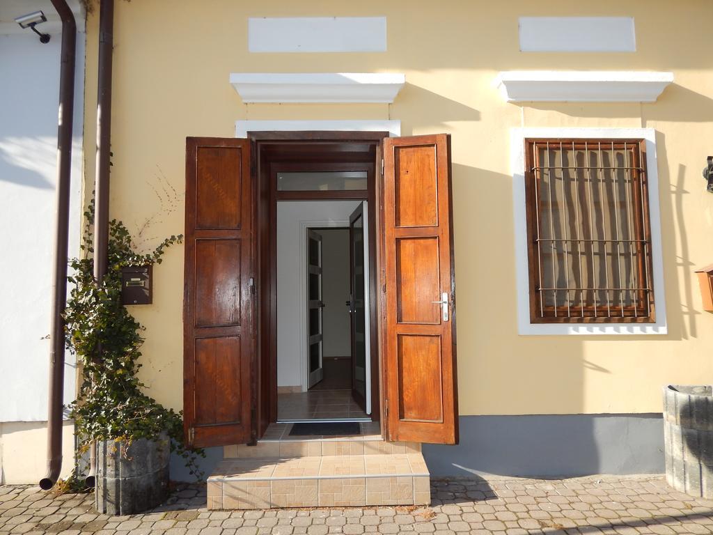 Csillagvirag Apartman Apartment โมชนมายารูวาร์ ภายนอก รูปภาพ